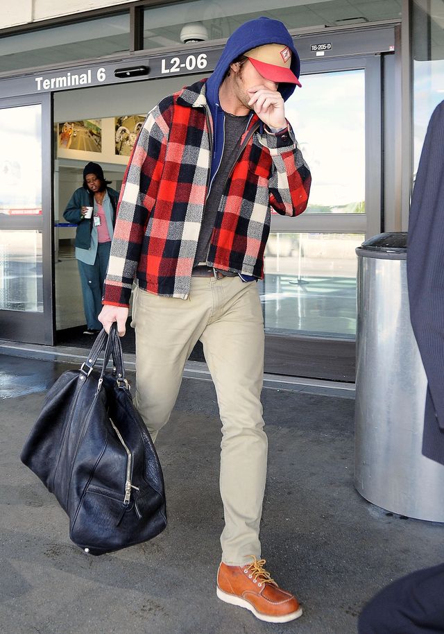 Niewyspany? Świeżo upieczony tatuś na lotnisku! (FOTO)