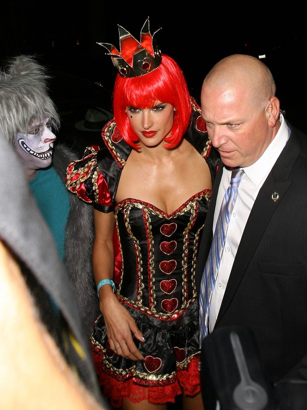 Alessandra Ambrosio jako seksowna Królowa Kier (FOTO)