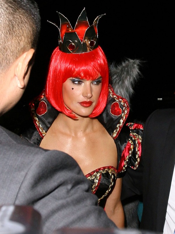 Alessandra Ambrosio jako seksowna Królowa Kier (FOTO)