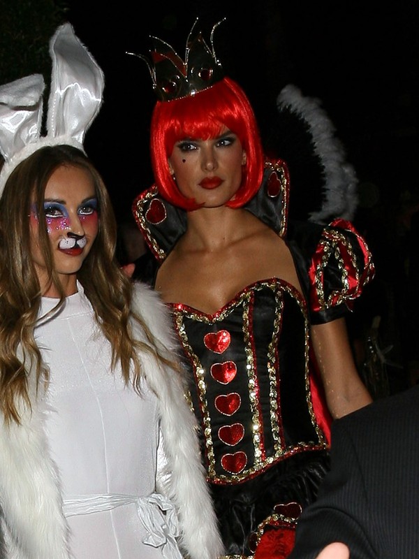 Alessandra Ambrosio jako seksowna Królowa Kier (FOTO)