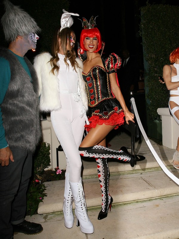 Alessandra Ambrosio jako seksowna Królowa Kier (FOTO)