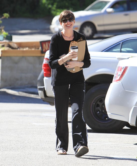 Anne Hatheway zapomniała spojrzeć w lustro? (FOTO)