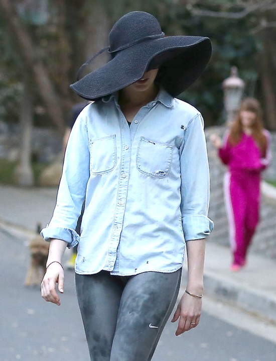 Kto się skrywa pod tym wielkim kapeluszem? (FOTO)