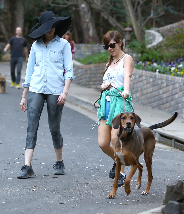Kto się skrywa pod tym wielkim kapeluszem? (FOTO)