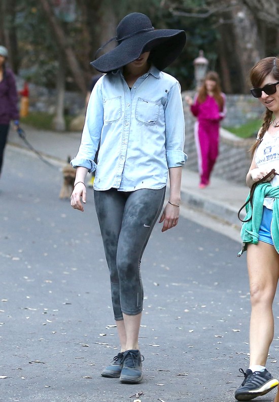 Kto się skrywa pod tym wielkim kapeluszem? (FOTO)