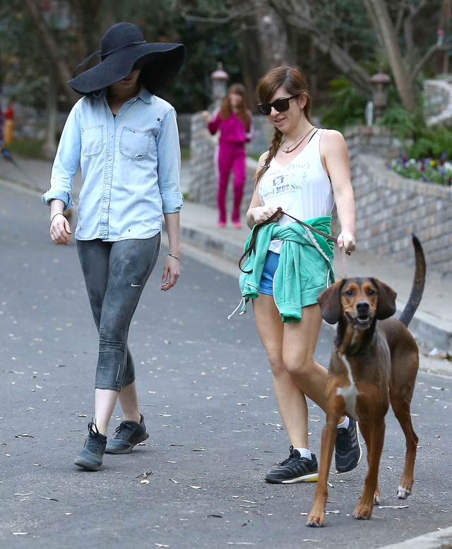 Kto się skrywa pod tym wielkim kapeluszem? (FOTO)