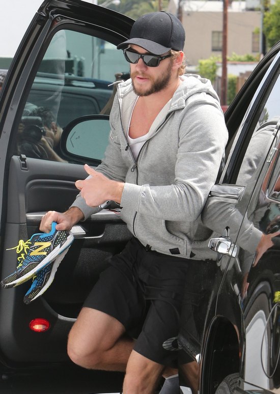 Liam Hemsworth chodzi boso (FOTO)