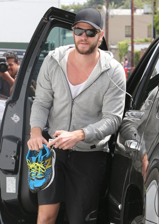 Liam Hemsworth chodzi boso (FOTO)