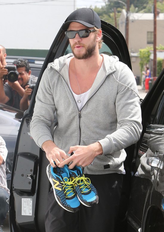 Liam Hemsworth chodzi boso (FOTO)
