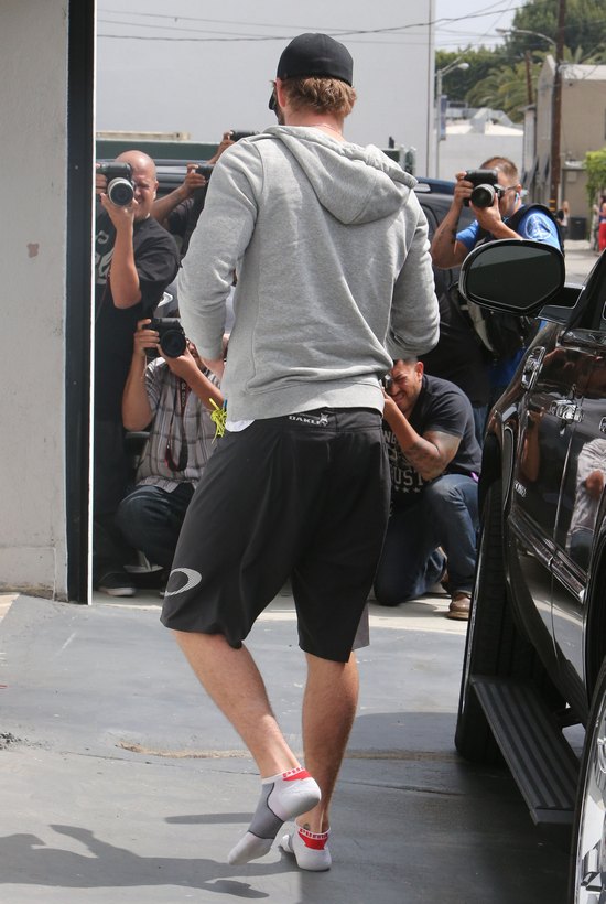 Liam Hemsworth chodzi boso (FOTO)