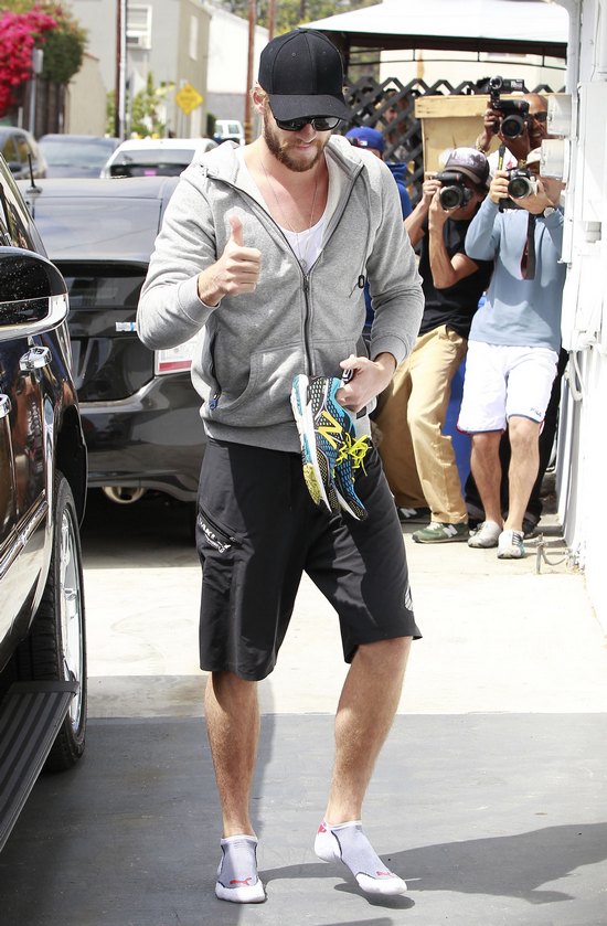 Liam Hemsworth chodzi boso (FOTO)