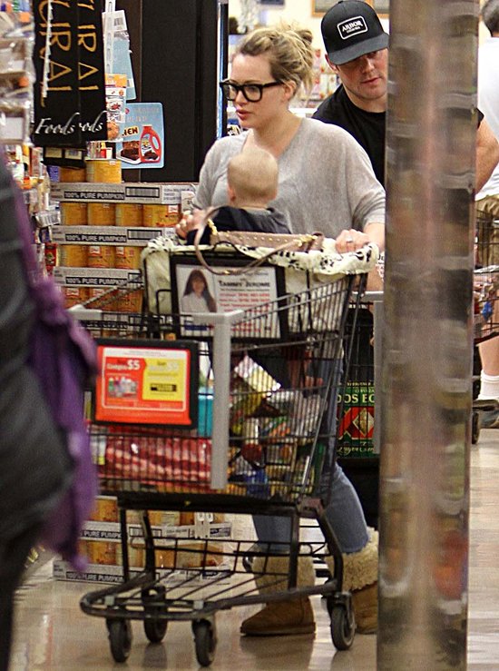 Hilary Duff - zapracowana mama (FOTO)