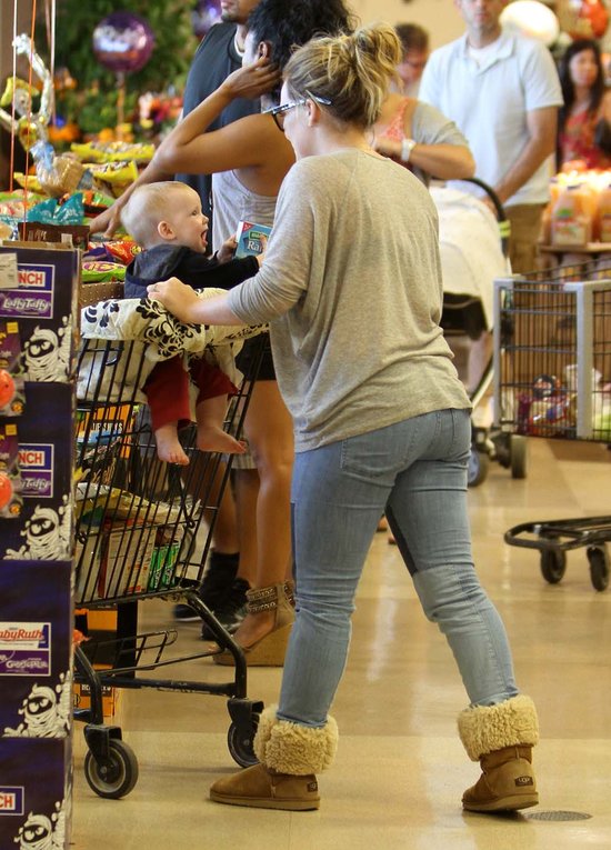 Hilary Duff - zapracowana mama (FOTO)