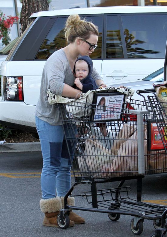 Hilary Duff - zapracowana mama (FOTO)