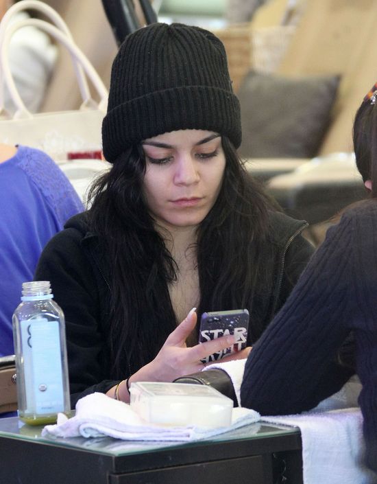 Vanessa Hudgens: bez makijażu, za to z płaskim brzuchem (FOT