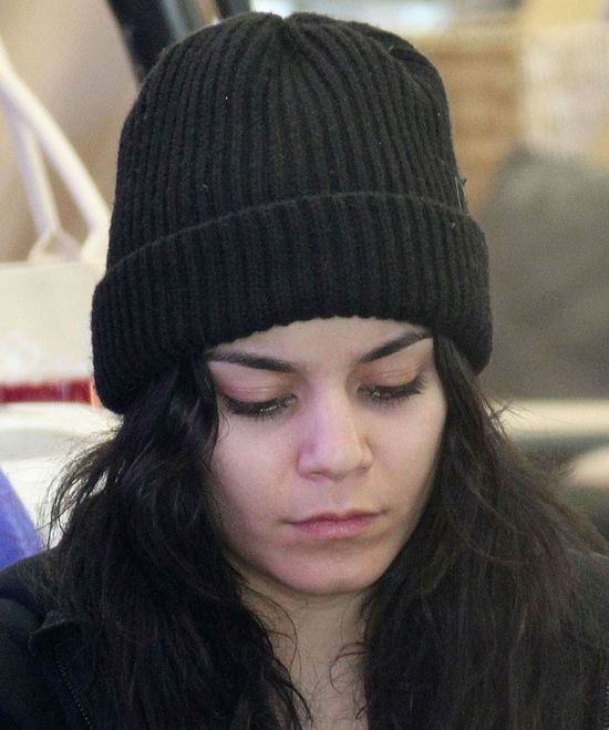 Vanessa Hudgens: bez makijażu, za to z płaskim brzuchem (FOT