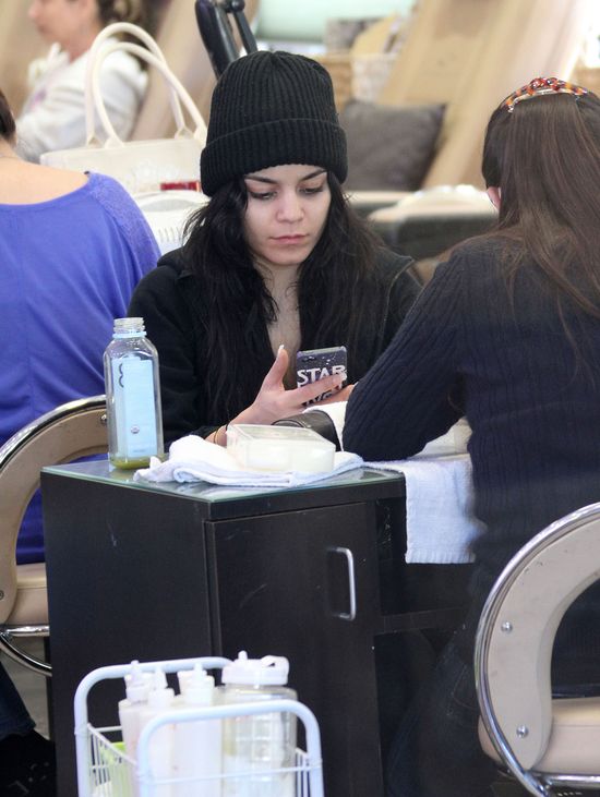 Vanessa Hudgens: bez makijażu, za to z płaskim brzuchem (FOT