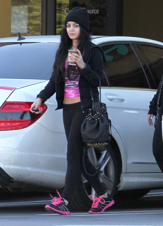 Vanessa Hudgens: bez makijażu, za to z płaskim brzuchem (FOT