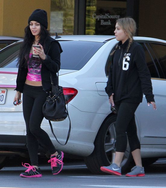 Vanessa Hudgens: bez makijażu, za to z płaskim brzuchem (FOT