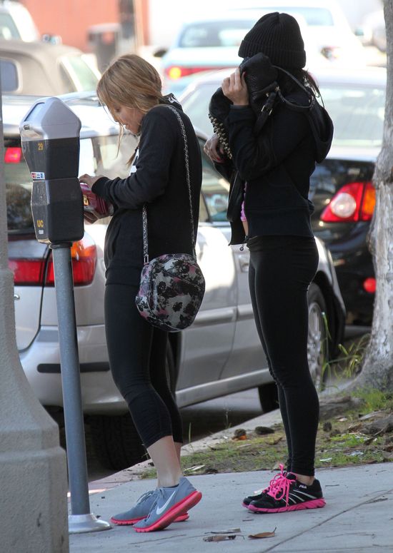 Vanessa Hudgens: bez makijażu, za to z płaskim brzuchem (FOT