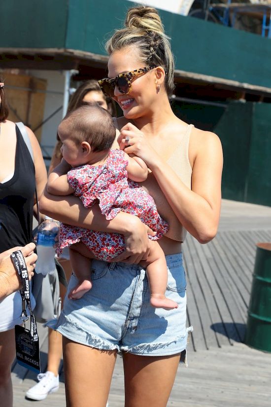 Chrissy Teigen udostępniła urocze zdjęcie z narodzin Luny! (FOTO)