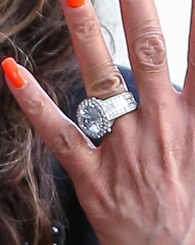 GIGANTYCZNY pierścionek zaręczynowy La Toi Jackson (FOTO)