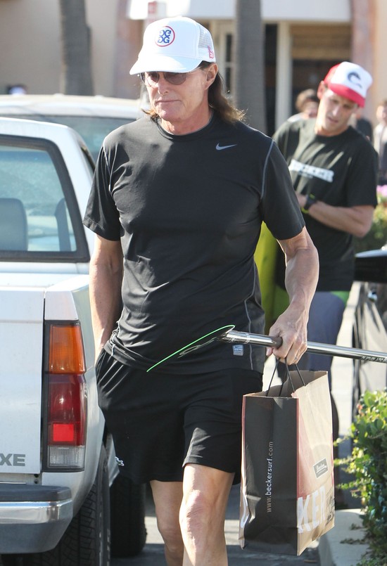 Bruce Jenner nosi długie, zadbane paznokcie (FOTO) Bruce Jenner nosi długie, zadbane paznokcie (FOTO)