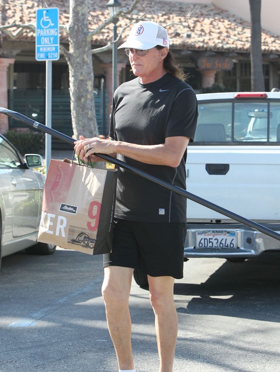 Bruce Jenner nosi długie, zadbane paznokcie (FOTO)