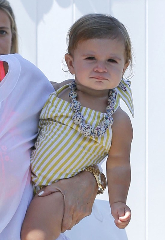 Kris Jenner zajmuje się wnuczką (FOTO) Kris Jenner zajmuje się wnuczką (FOTO)