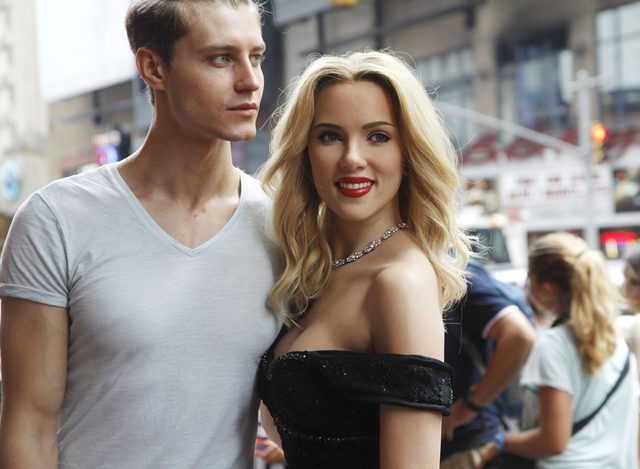 Obcy faceci bezkarnie przytulają się do Scarlett Johansson