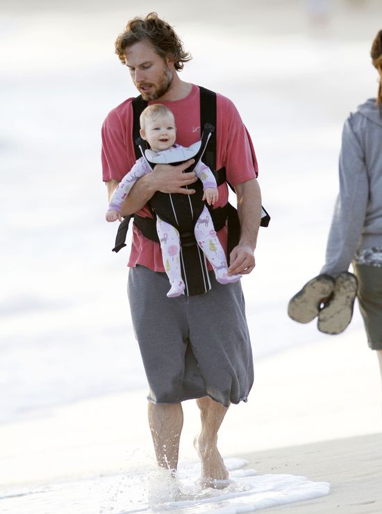 Narzeczony Jessiki Simpson na spacerze z córeczką (FOTO)