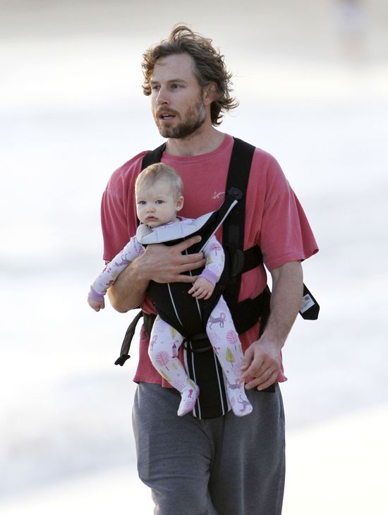 Narzeczony Jessiki Simpson na spacerze z córeczką (FOTO)