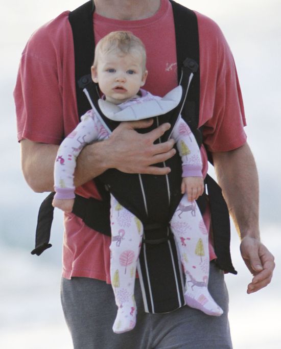 Narzeczony Jessiki Simpson na spacerze z córeczką (FOTO)