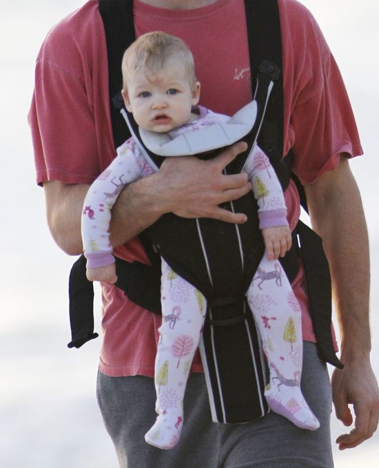 Narzeczony Jessiki Simpson na spacerze z córeczką (FOTO)