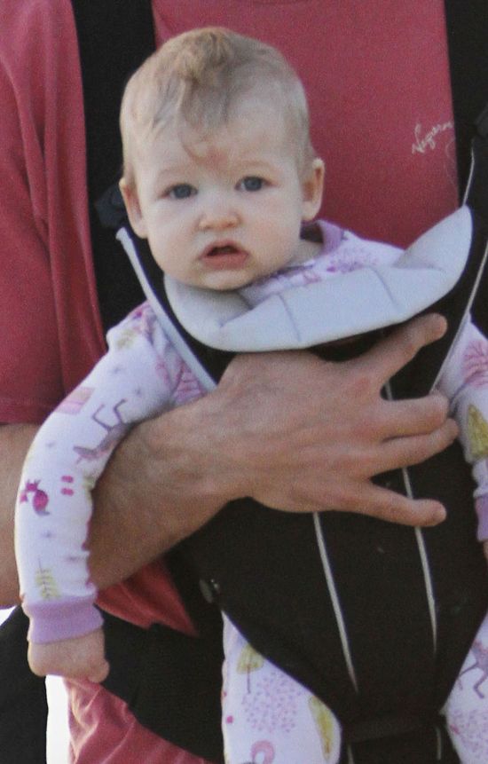 Narzeczony Jessiki Simpson na spacerze z córeczką (FOTO)