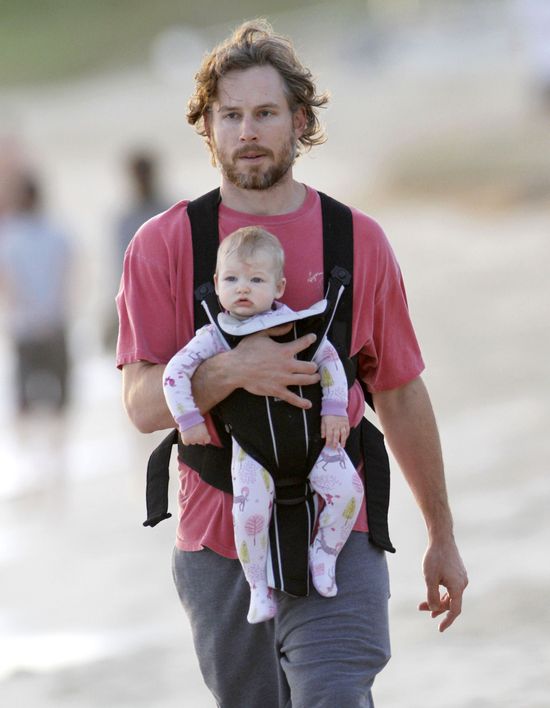 Narzeczony Jessiki Simpson na spacerze z córeczką (FOTO)