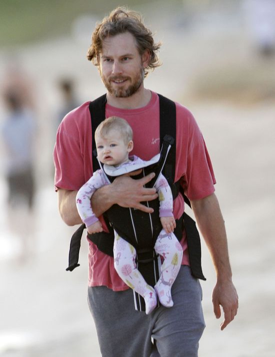 Narzeczony Jessiki Simpson na spacerze z córeczką (FOTO)