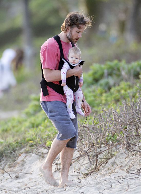 Narzeczony Jessiki Simpson na spacerze z córeczką (FOTO)