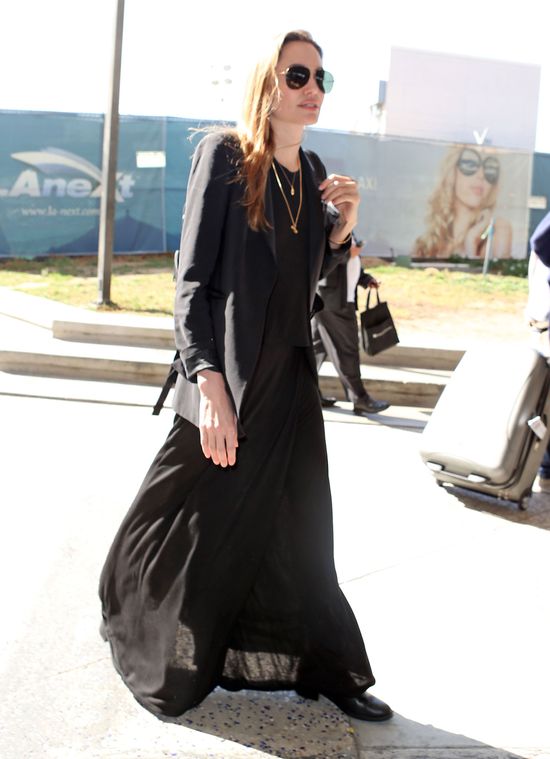 Niepozorna Angelina Jolie na lotnisku (FOTO) Niepozorna Angelina Jolie na lotnisku (FOTO)