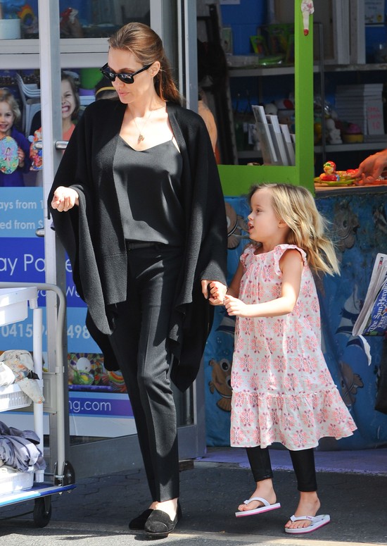 Angelina Jolie cierpi z powodu implantów piersi