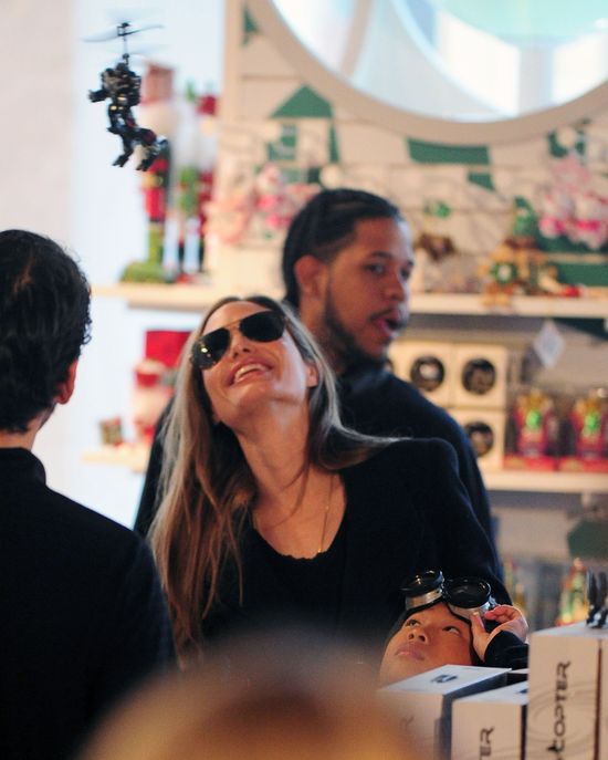 Angelina Jolie topless... z koniem Angelina Jolie topless... z koniem