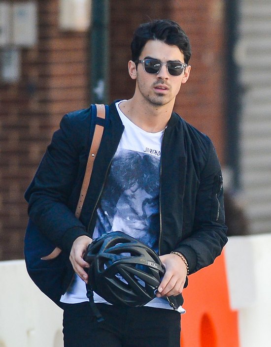 Joe Jonas chwali się swoją nową dziewczyną (FOTO)