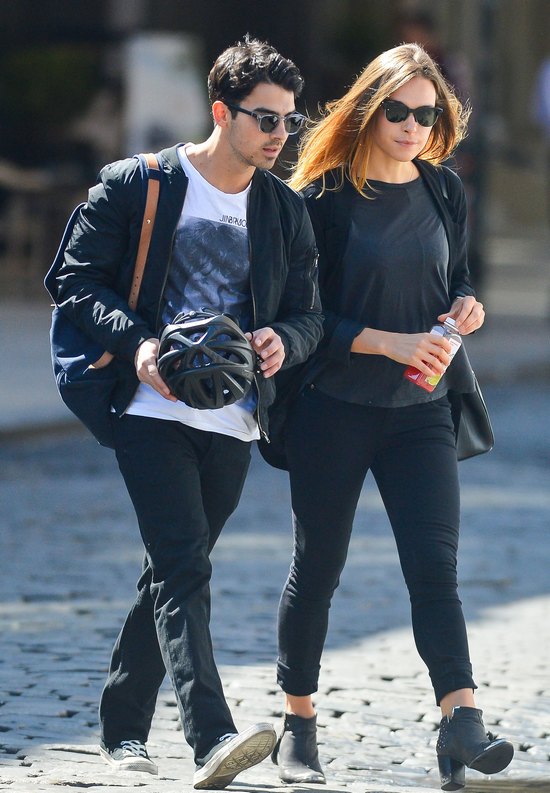 Joe Jonas chwali się swoją nową dziewczyną (FOTO)