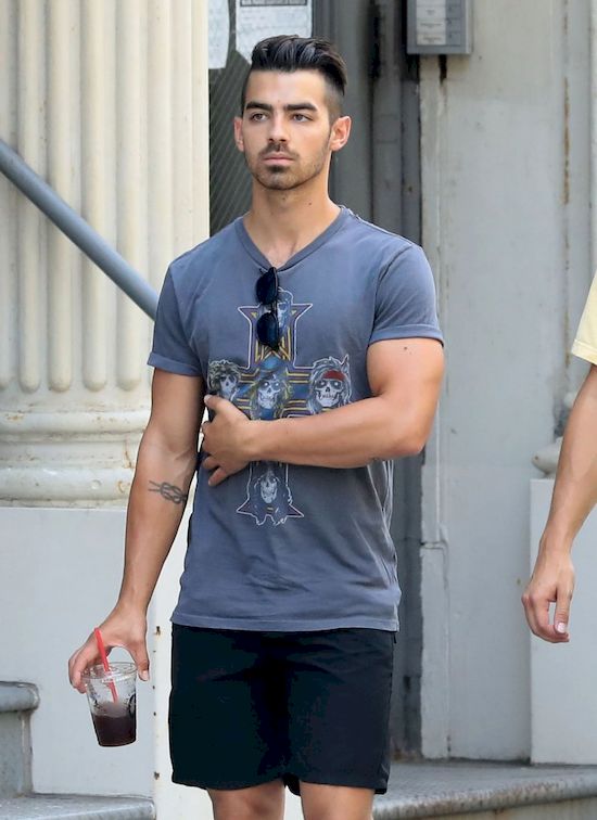 Sława przerosła Joe Jonasa. PIosenkarz nie dawał sobie z nią rady!