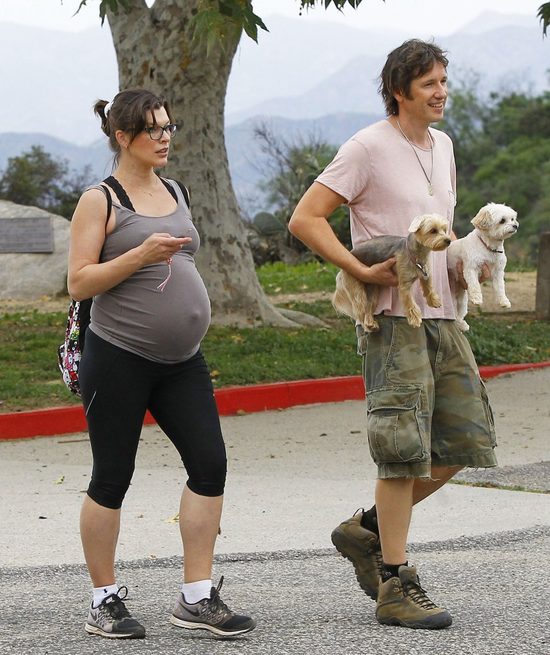 Ta gwiazda nie wstydzi się wielkiego ciążowego brzucha FOTO