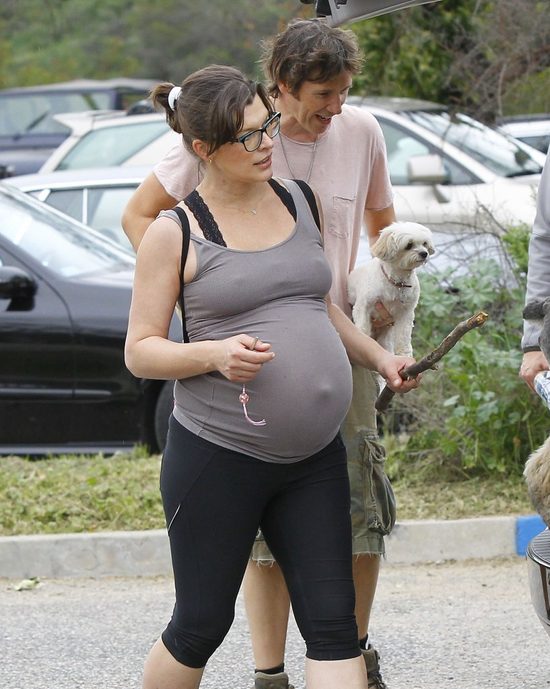 Ta gwiazda nie wstydzi się wielkiego ciążowego brzucha FOTO