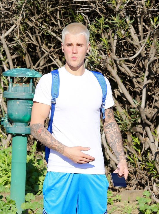 Pijany Ed Sheeran uderzył Justina Biebera... kijem golfowym! 