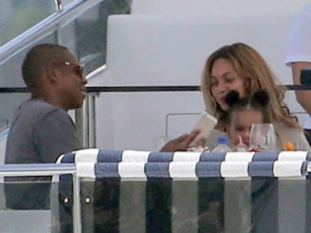 Beyonce z mężem i córeczką na luksusowym jachcie (FOTO)