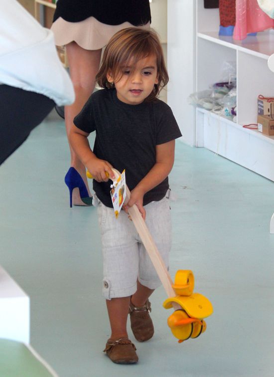 Kourtney Kardashian kupuje Masonowi zabawki (FOTO) Kourtney Kardashian kupuje Masonowi zabawki (FOTO)