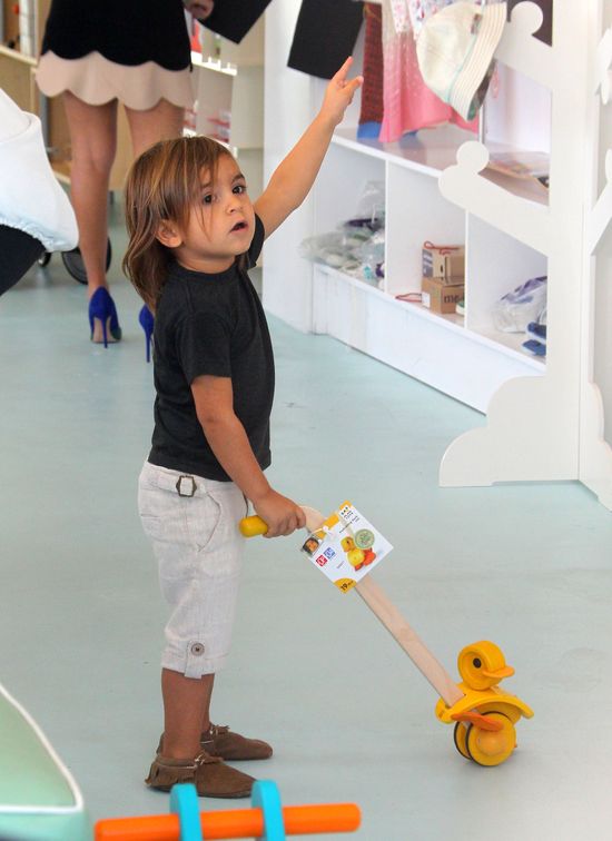 Kourtney Kardashian kupuje Masonowi zabawki (FOTO) Kourtney Kardashian kupuje Masonowi zabawki (FOTO)